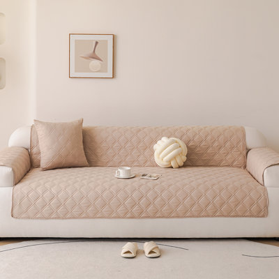 La housse de canapé matelassée 3 pièces en forme de losange imperméable et antidérapante protège le salon dans des tons modernes et minimalistes 