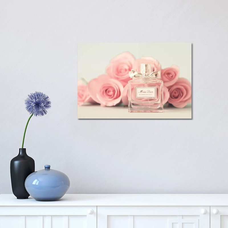 «Young and Pink» par Caroline Mint - reproduction de photo sur toile tendue, H 8 po x l 12 po x P 0,75 po