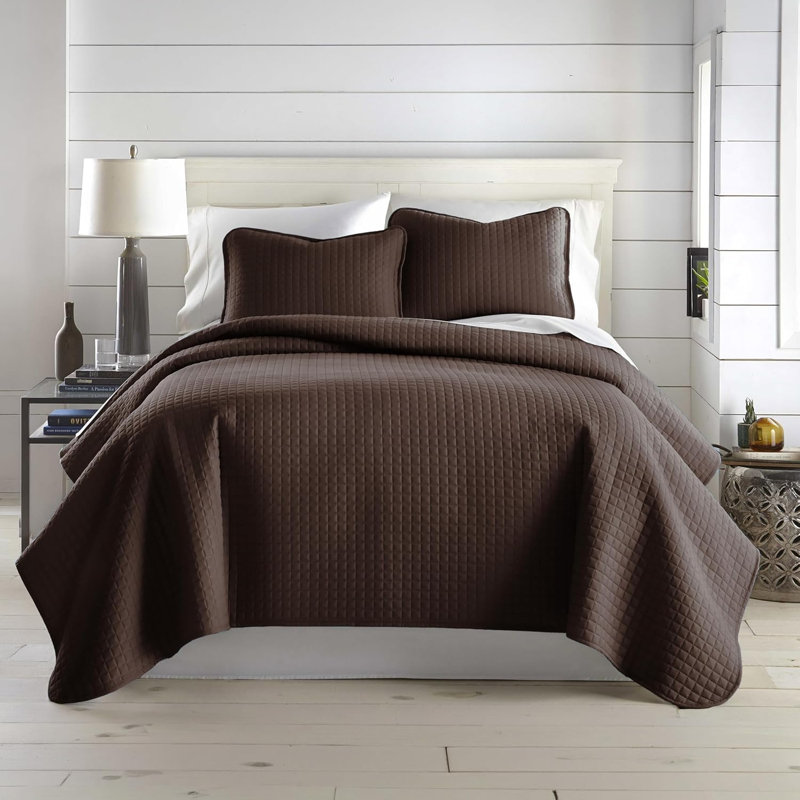 Vilano Springs ® Oversized, Light-Weight Hotel Quality Quilt Set with Matching Shams, Full/Queen Quilt + 2 Standard Shams