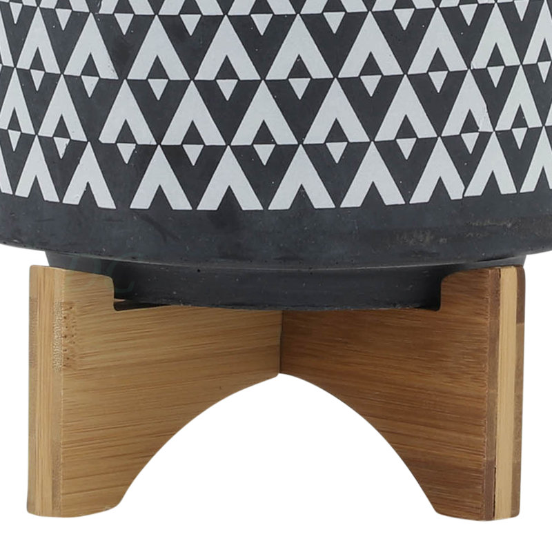 Pot à fleurs aztèque en céramique sur support en bois 8 po, H 9,03 po x l 8,02 po x P 8,02 po, Gris foncé / noyer