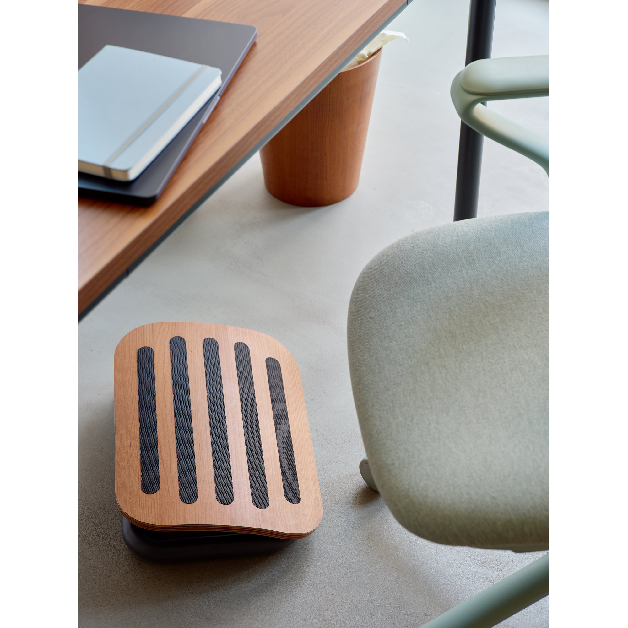 Adjustable Footrest, Walnut/Carbon