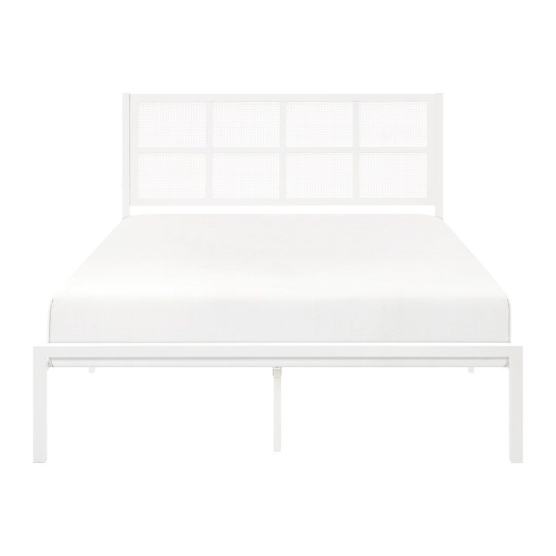 Lit plateforme en métal Eastern King, blanc, tête de lit en fausse canne pour un cadre de chambre à coucher blanc attrayant