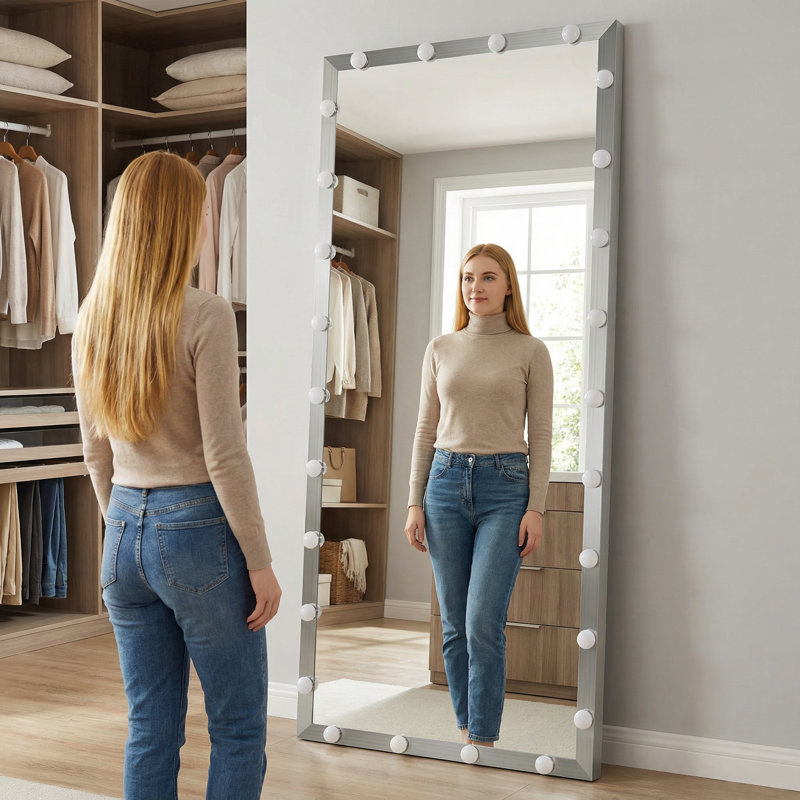 Miroir pleine grandeur avec lumière, taille très grande. Miroir pleine grandeur. Grand miroir sur pied avec lumière. Convient aux vestiaires, aux chambres et aux hôtels. Fonctionnement tactile. Finition argentée.