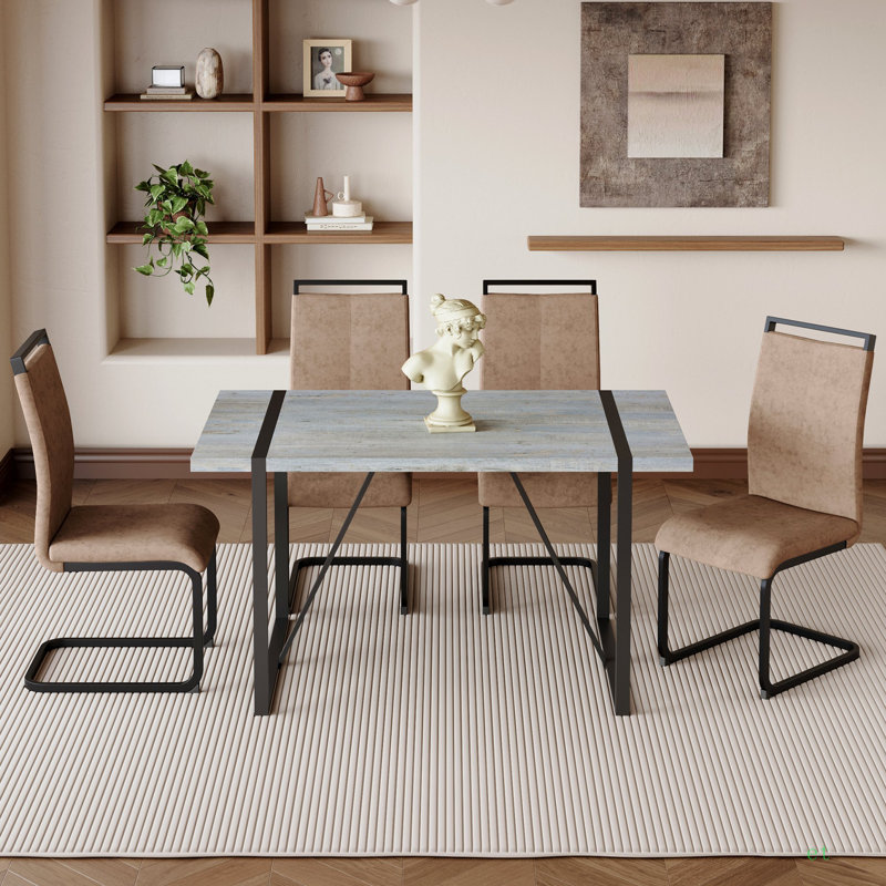Ensemble de table et de chaises. Table de salle à manger moderne en bois aggloméré texturé en marbre gris minimaliste avec structure en métal et 4 chaises en tissu brun avec pieds noirs arqués.
