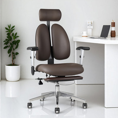 Chaise de bureau ergonomique brune en similicuir avec support lombaire réglable en hauteur et pivotante