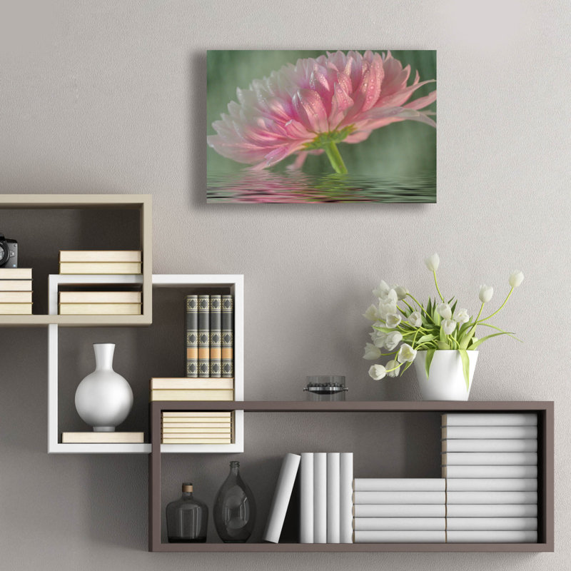 «Dahlia Reflection» par Pamela Plummer, H 16 po x l 24 po x P 0,2 po