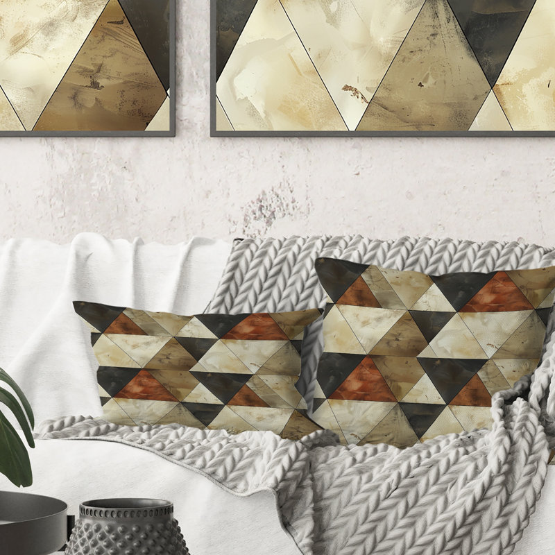 Coussin décoratif brun et beige à motif de triangles II, H 16 po x l 16 po