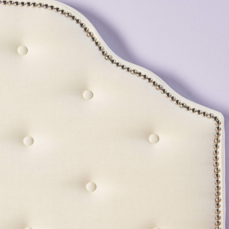 Tête de lit simple contemporaine avec motifs de capitonnage à boutons intrigants de taille élégante avec garniture cloutée