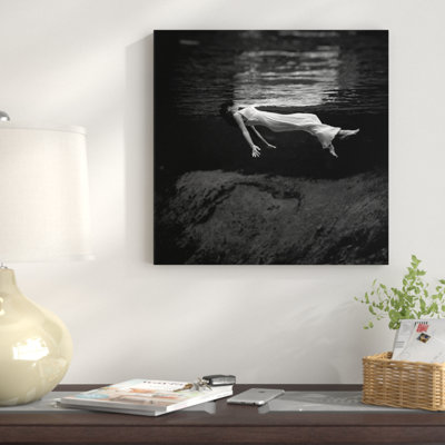 Femme dans l'eau, reproduction de photo sur toile tendue