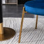 3 tables de salle à manger rondes blanches - une table avec 2 chaises et un revêtement en velours d'hévéa recouvert de velours doux ajoute de la chaleur à l'espace et à la construction