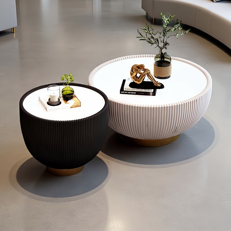 Ensemble de tables basses noires et blanches en forme de bol