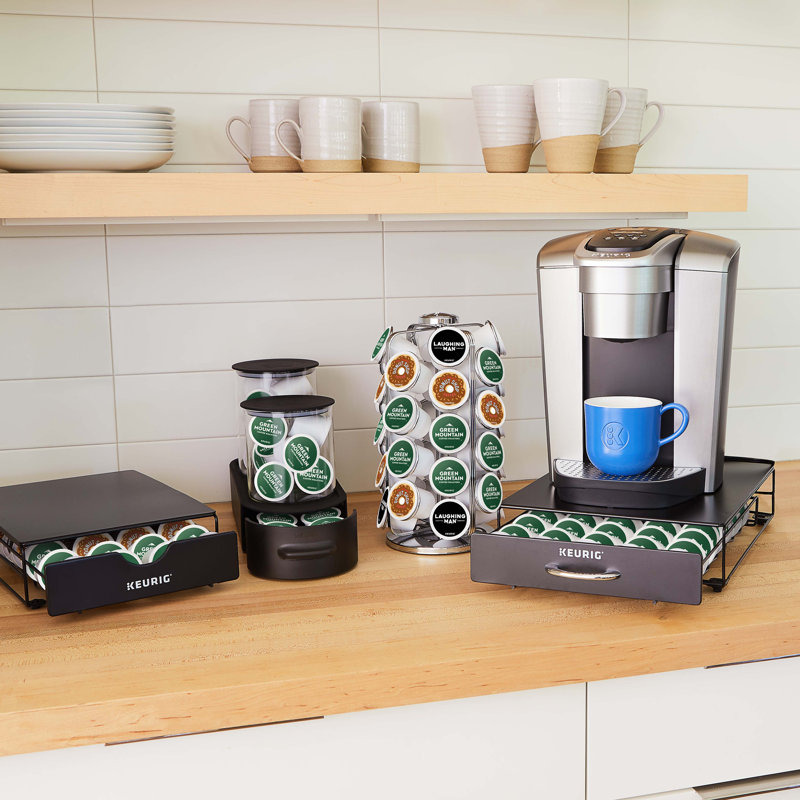 Le tiroir de rangement sous la cafetière Keurig peut contenir 35 dosettes K-Cup