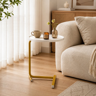 Simple table d'appoint en forme de C de cacao blanc, compacte et peu encombrante, pouvant être placée à côté du canapé ou dans la chambre à coucher.