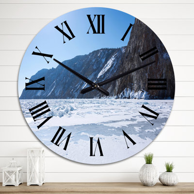 Côte de l'île Russion dans le lac pendant l'hiver - Horloge murale traditionnelle