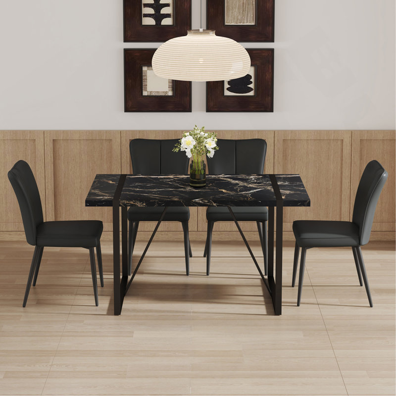 Ensemble de table et de chaises. Ensemble de salle à manger moderne en MDF à motif de marbre noir - 55 po x 31,4 po avec 4 chaises en polyuréthane noir avec un motif à rayures verticales sur le dossier et des pieds en métal noir. Convient pour la cuisine, la salle à manger, etc.