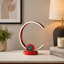 Lampe de table DEL moderne en forme de C de 33,7 cm (13,25 po) rouge vif avec port de chargement USB/sans fil et variateur tactile