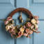 Couronne de soie artificielle rose, couronne de décoration de café pour porte murale de bureau extérieur