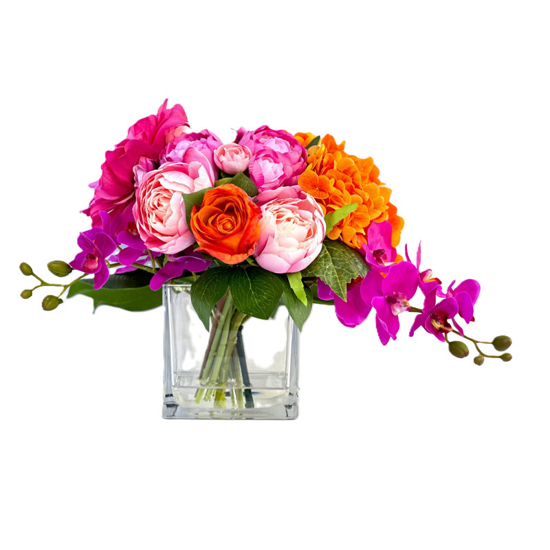 Arrangement de pivoines roses, de roses et d'hortensias