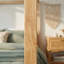 Lit à baldaquin simple avec garde-corps et structure en bois pour un sommeil sécuritaire-129527453