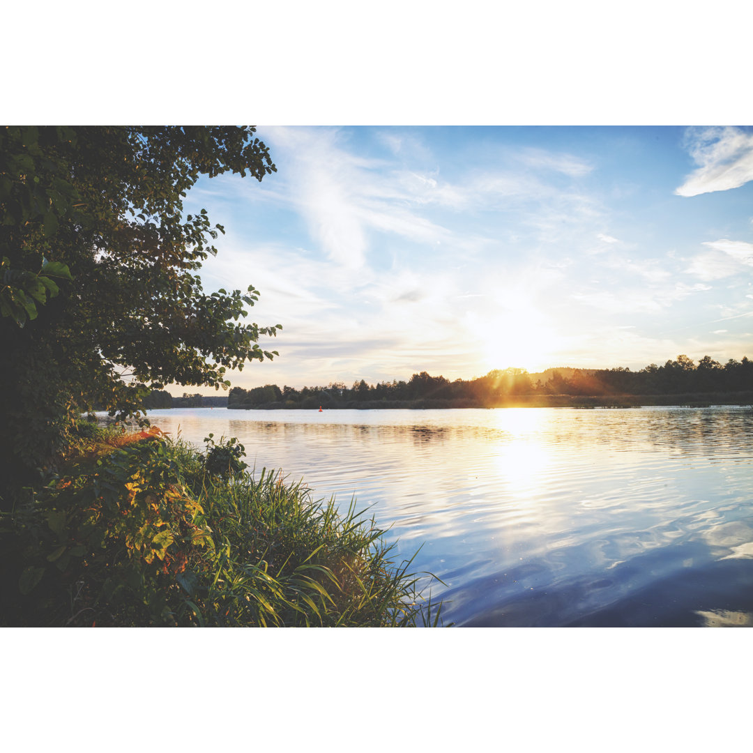 Sonnenuntergang am See mit Spiegelung im Wasser - Leinwandbild