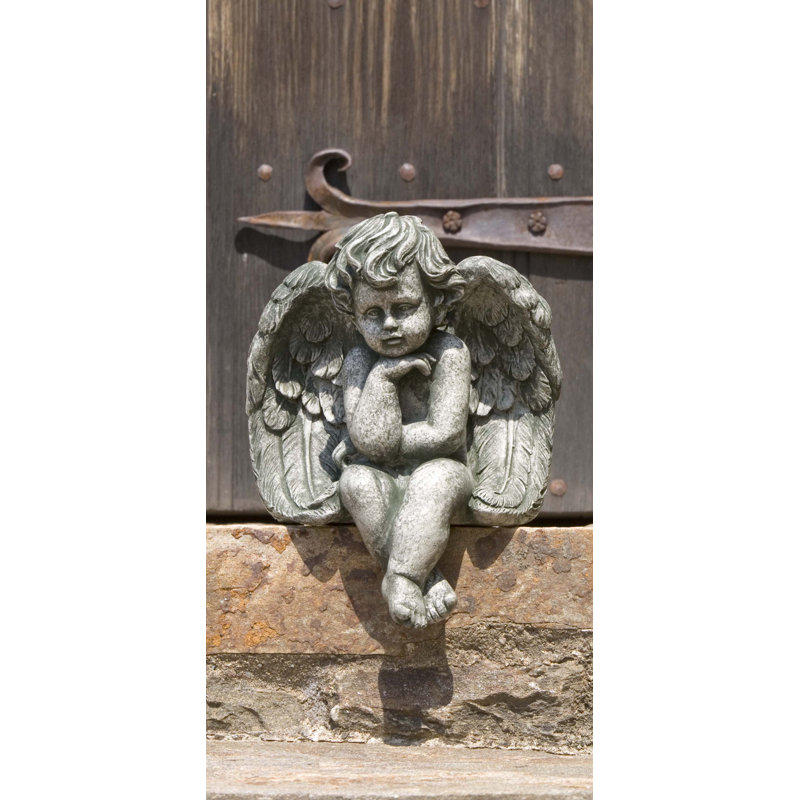 Statue de petit chérubin assis, Pierre calcaire vieillie
