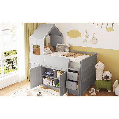 Lit mezzanine simple en bois gris avec toit en forme de maison avec détails de fenêtre, bureau coulissant coulissant et compartiments de rangement sous le plancher en bois massif, armoires à tiroirs multiples de style