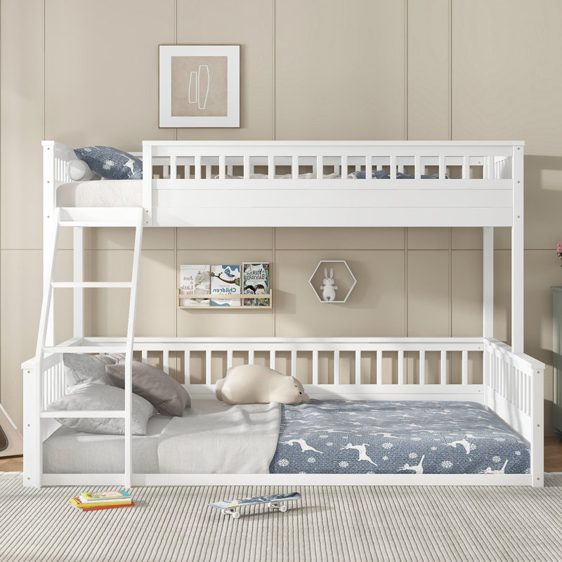 Lit superposé simple au-dessus de grand lit simple avec échelle et garde-corps, sécuritaire et durable pour un usage familial, aucun sommier requis