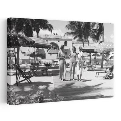Années 1930, trois jeunes femmes debout parlant dans la zone de Cabana du Club Nautilus, Miami Beach, Floride, États-Unis, rétro, classique, rétro, palmier, plage, ville, W ...
