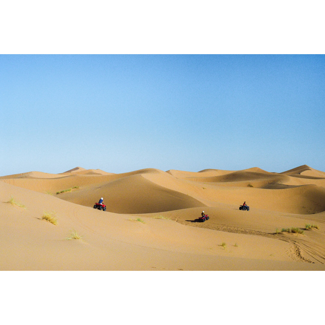 Sahara Wüste bei Sonnenuntergang von Oleh_Slobodeniuk - Ohne Rahmen auf Leinwand drucken