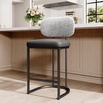 Tabouret de 24 po de hauteur comptoir rembourré avec assise en similicuir gris et structure en métal noir
