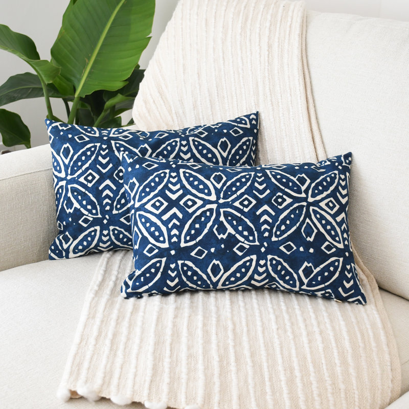 Batik extérieur indigo tropical, Rectangle H 12 po x l 18 po, Housse de coussin seulement - sans coussin
