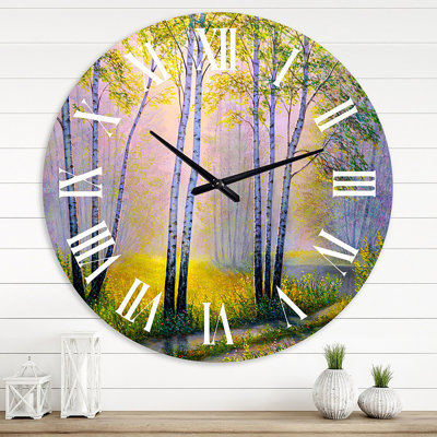 Horloge murale traditionnelle du matin à travers les bouleaux I