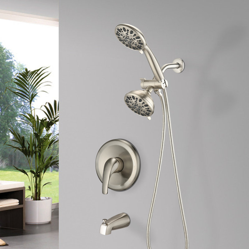 Système de douche mural avec bec de baignoire - valve haute 2 en 1. 7 modes de pulvérisation pour vous gâter. Robinet double en nickel brossé pour une douche de luxe. Finition