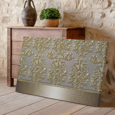 La toile crée un design de papier peint élégant avec un motif damassé complexe en or chatoyant contre un taupe doux