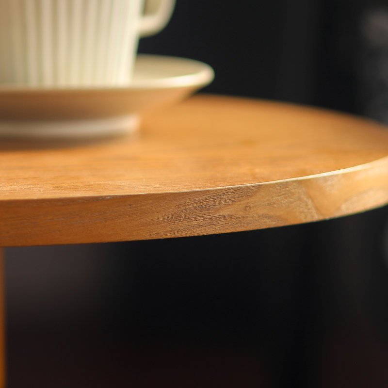 Table d'appoint ronde avec plateau en bois aggloméré et pieds en bois de chêne clair