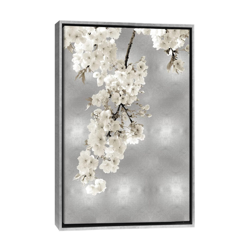 Reproduction d’art, "fleurs blanches sur argent II" par Kate Bennett, H 48 po x l 32 po x P 1,5 po, Toile avec cadre argenté
