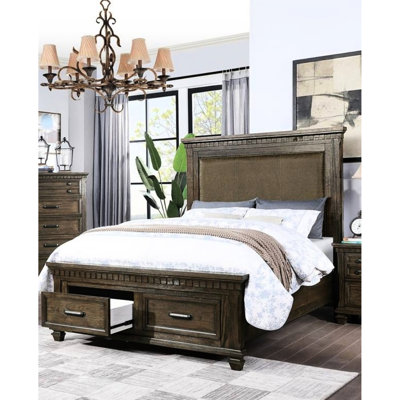 Grand lit avec tête de lit tapissier brun traditionnel et tiroirs fonctionnels, pièce maîtresse de la chambre à coucher au fini confortable
