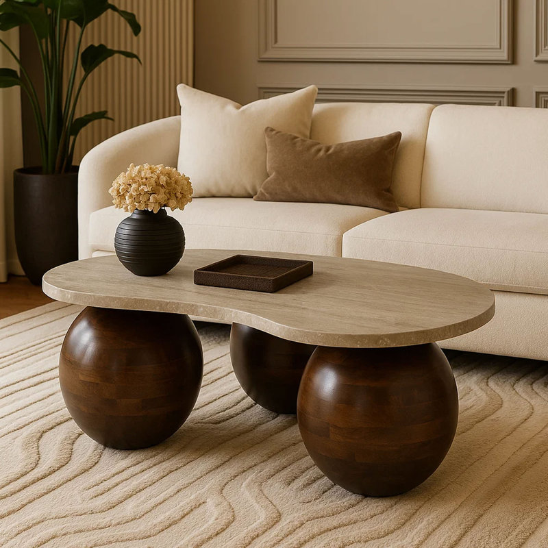Table basse Resh, plateau en travertin naturel courbé, base ronde en bois à 3 boules