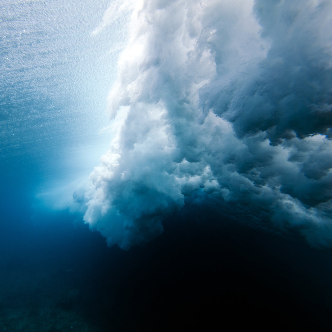 Unter Wasser krachende Welle