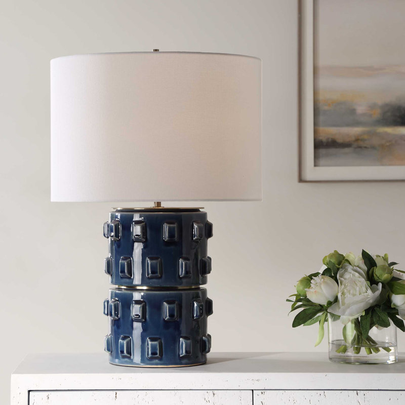 Lampe de table en céramique bleue - H 23 po avec abat-jour en lin blanc et accents en laiton antique