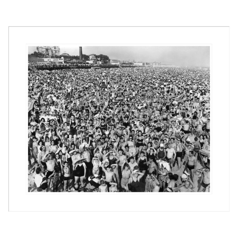 [Foule de l'après-midi à Coney Island Brooklyn] par Weegee, impression giclée encadrée, H 23,5 po x l 27,66 po