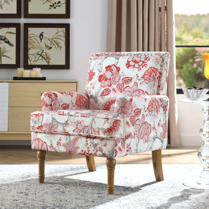 Fauteuil floral avec garniture cloutée, pieds en bois massif et imprimé traditionnel pour un décor campagnard