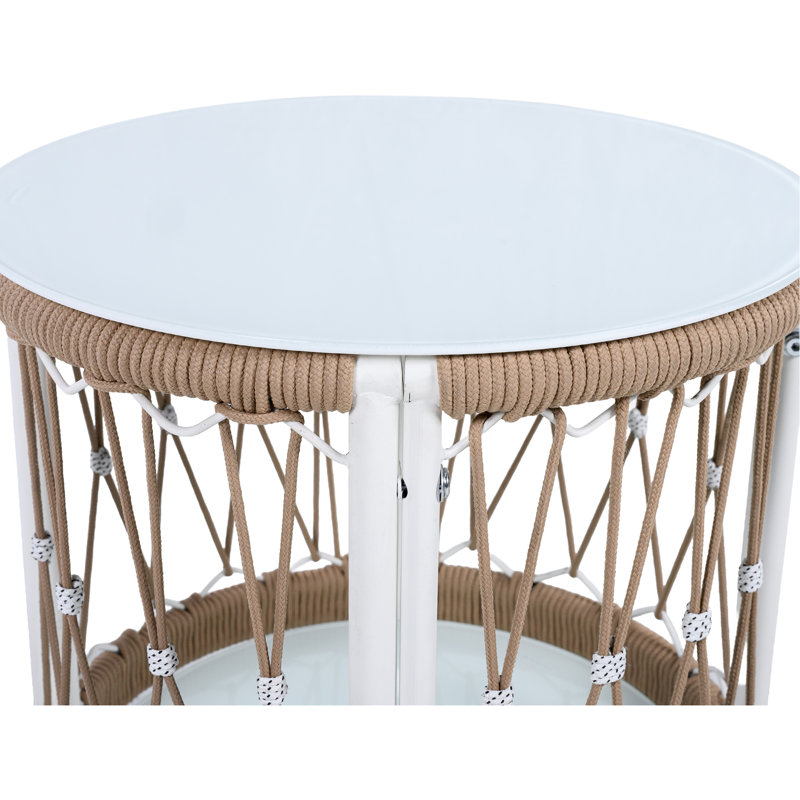 Table d'appoint d'extérieur de 43,6 cm (17,17 po) de style bohème, avec corde et verre, idéale pour une terrasse pleine de charme. Plateau tressé et structure thermolaquée. Utilisations multiples.