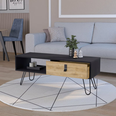 Table basse et pieds noirs et macadamia en épingle à cheveux
