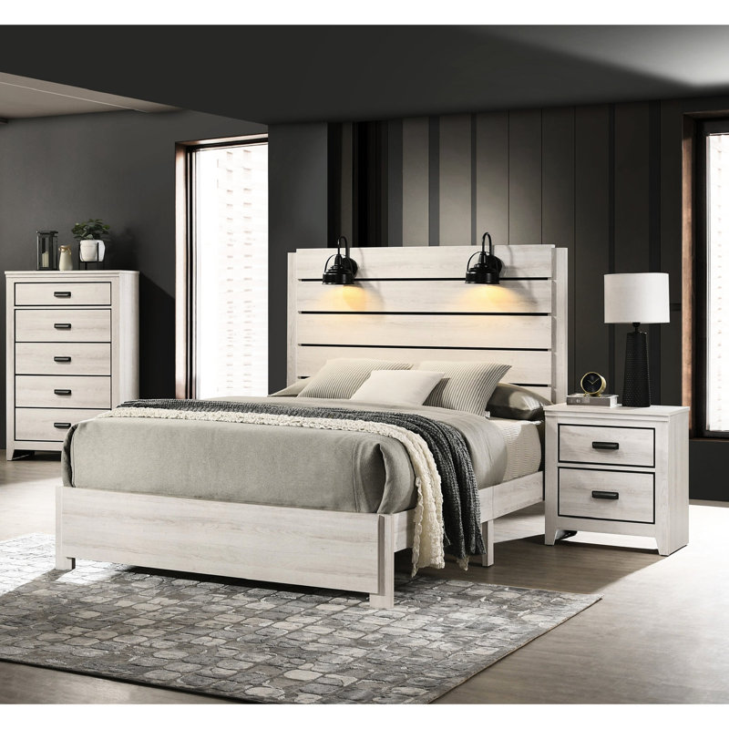 Grand lit traditionnel, fini blanc crème vieilli, décor de chambre à coucher de style rustique avec tête de lit, bois