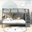 Lit superposé simple au dessus d'un lit double en bois avec 3 tablettes-595450381