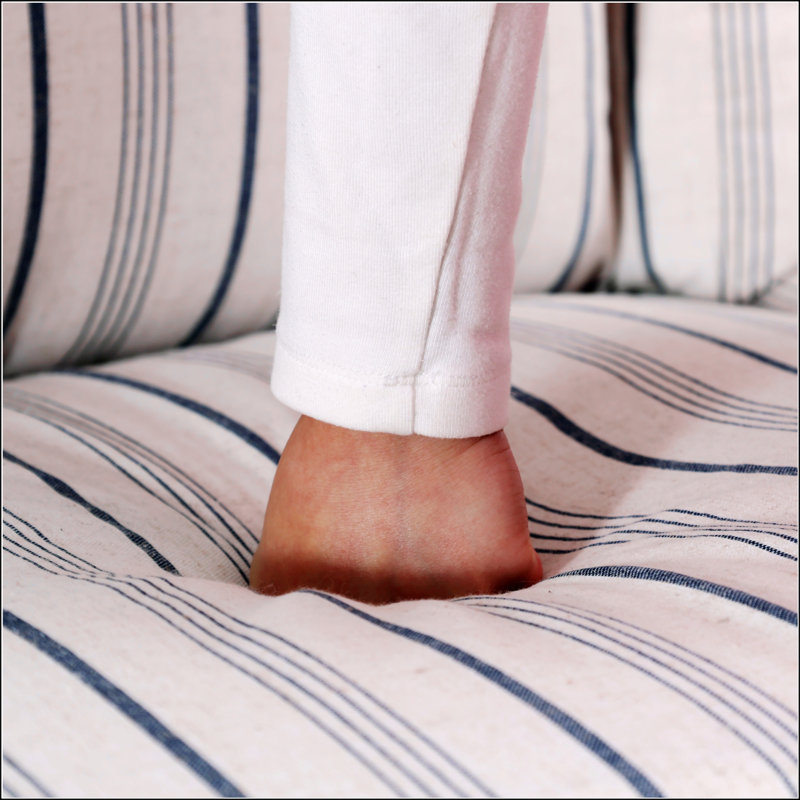 Luxueux canapé 3 places avec coussins moelleux et structure durable, parfait pour les sièges confortables et les salons élégants.