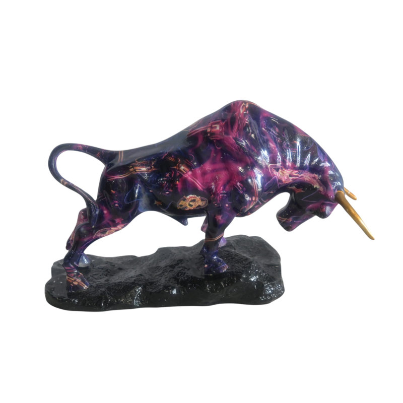 Sculpture de taureau en résine à finition galaxie mauve, cornes dorées 14 po x 4 po x H 9 po