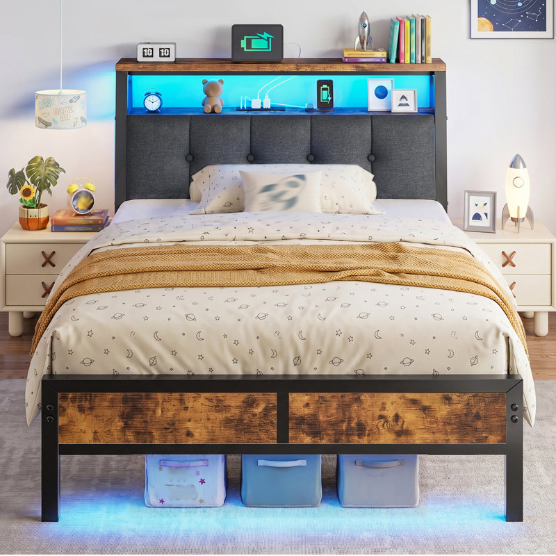 Lit plateforme moderne en bois et métal avec tête de lit rembourrée, éclairage DEL, station de recharge et rangement sous le lit