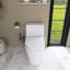 Toilette allongée 12 po à pièce unique avec chasse d'eau 1,28 GPF et siège blanc inclus